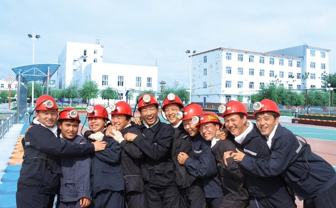 新一代大学生矿工脸上绽放出幸福的笑容